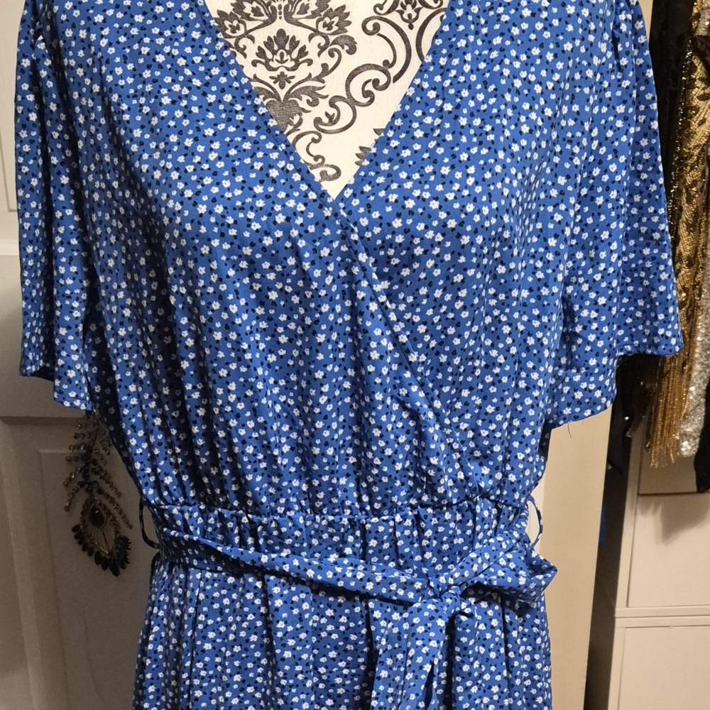 NWT Coco + Carmen Blue, White, & Black Floral Dress